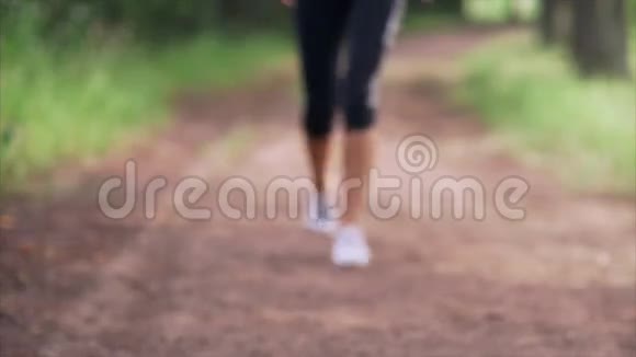 跑步时膝盖受伤视频的预览图