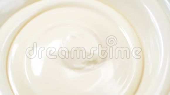 在罐子里旋转奶油视频的预览图