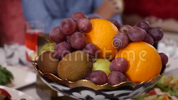 餐厅桌子上的水果视频的预览图
