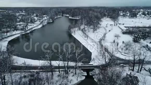 冬天寒冷的白天带雪的湖景视频的预览图