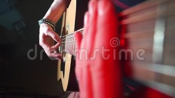 吉他手弹吉他视频的预览图