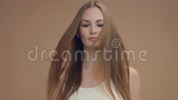 深呼吸的白种人头发被空气移动视频的预览图