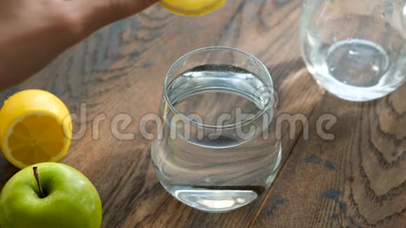 柠檬片在一杯水中视频的预览图