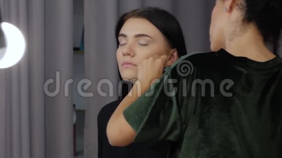 专业化妆师视频的预览图