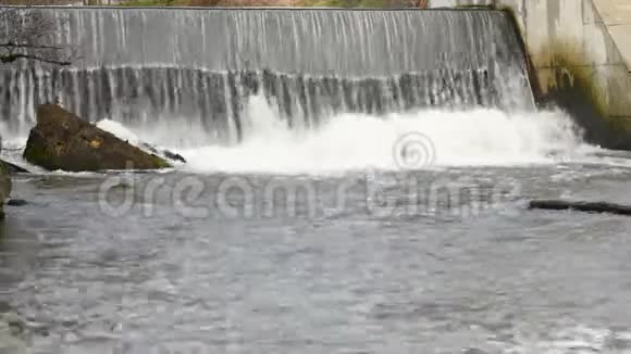 大坝水流地表水流视频的预览图