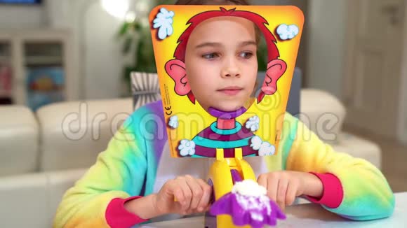 一个小女孩脸上挂着馅饼视频的预览图