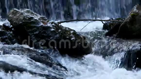 天然瀑布和河流视频的预览图