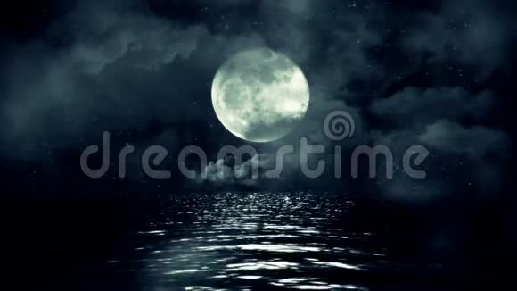 梦幻的满月与星夜映出云与雾的水面视频的预览图