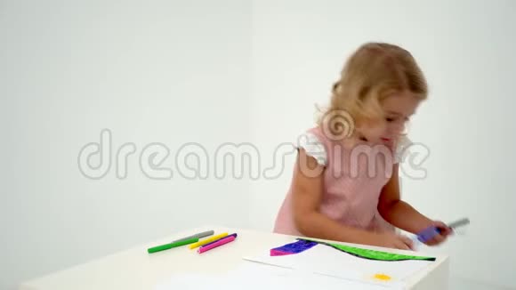 一个小女孩在桌子旁画画视频的预览图