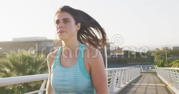 年轻女子在桥上奔跑视频的预览图