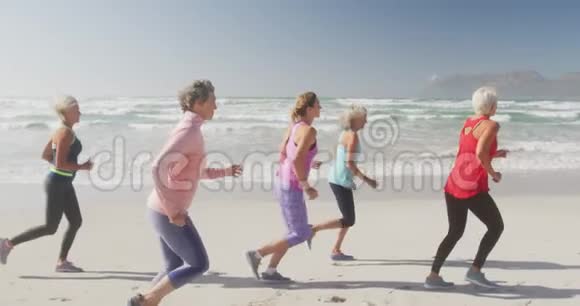 在海滩上奔跑的高级女性视频的预览图