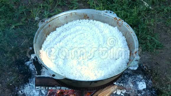 皮拉夫米饭在平底锅里视频的预览图