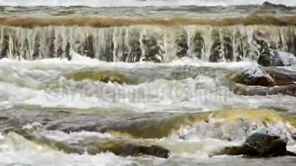 天然瀑布和河流视频的预览图