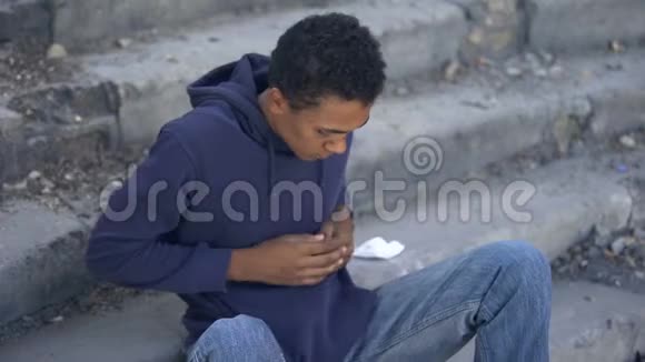 可怜的年轻人一个人坐在城市楼梯上生活水平很低视频的预览图