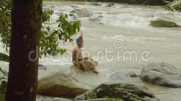 部落人坐在岩石上视频的预览图