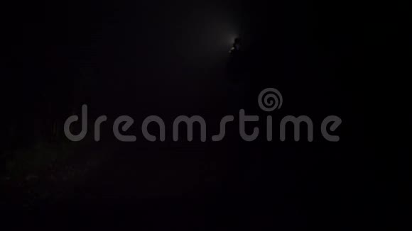 在黑暗中拿着灯笼的人视频的预览图