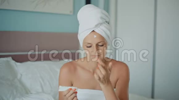 淋浴后的皮肤护理视频的预览图