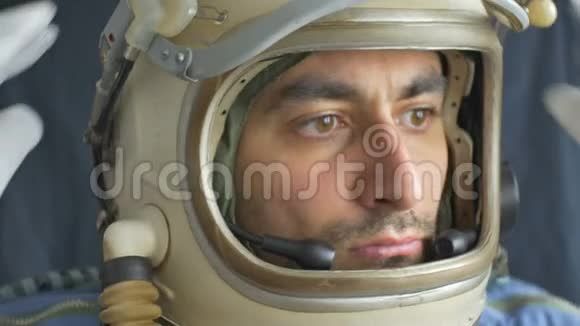 宇航员关上头盔视频的预览图
