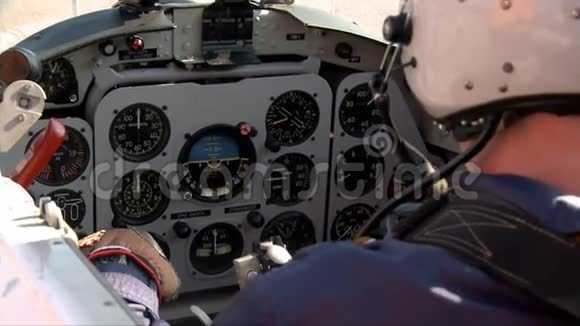 飞行员在飞机客舱录像视频的预览图