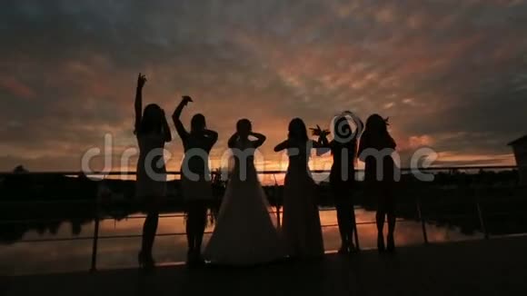 年轻有趣的派对女孩在海滩跳舞室外婚宴视频的预览图