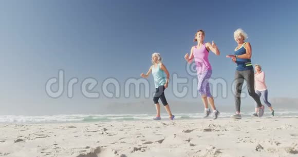 在海滩上奔跑的高级女性视频的预览图