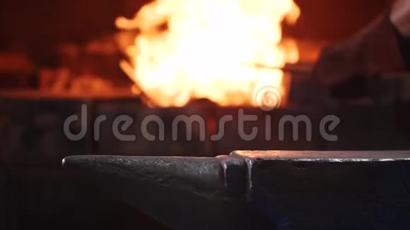 铁匠用大锤在铁砧上缓慢地敲击铁棒视频的预览图