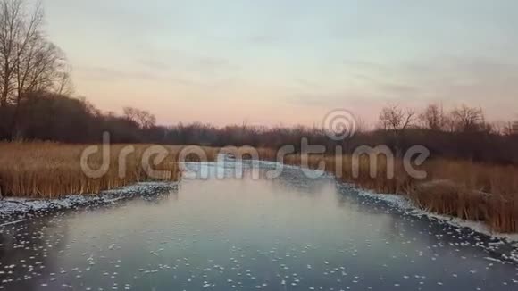 日落时结冰的河流视频的预览图