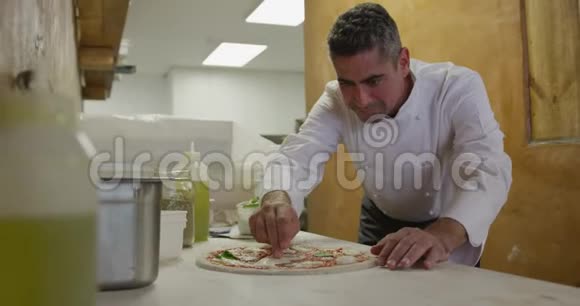 做披萨的白人视频的预览图