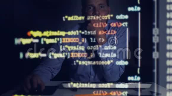 程序员在电脑屏幕上向下滚动编程代码视频的预览图