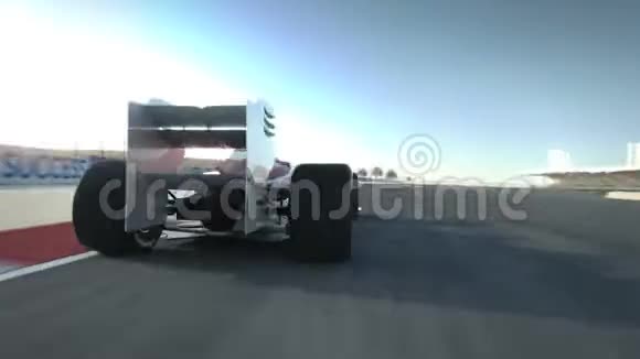 在沙漠赛道上驾驶F1赛车视频的预览图