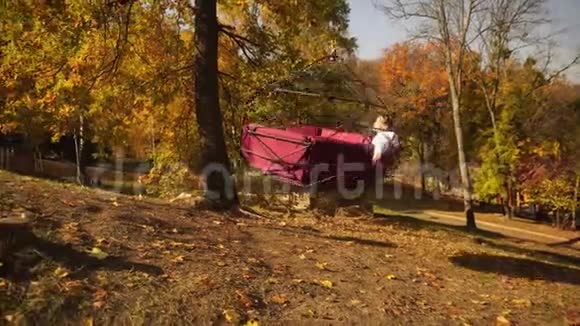 女孩骑在山上的秋千上视频的预览图