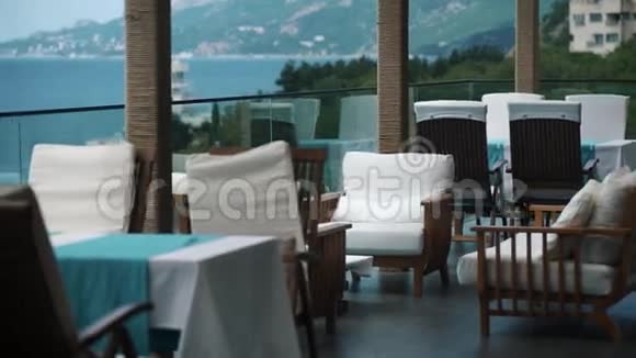 阳台上的度假餐厅可观赏海景视频的预览图