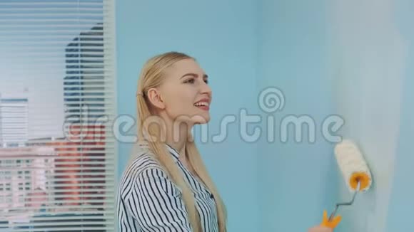 女人在办公室画墙视频的预览图