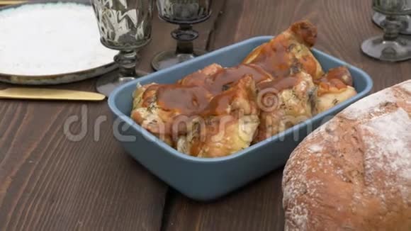 餐桌上的面包和其他食物视频的预览图