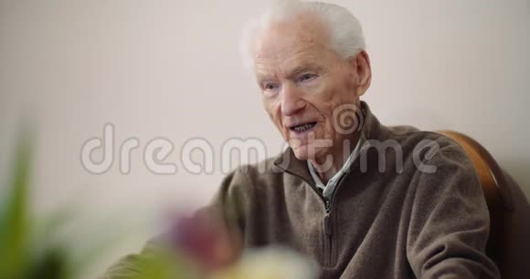 老人谈话的肖像视频的预览图