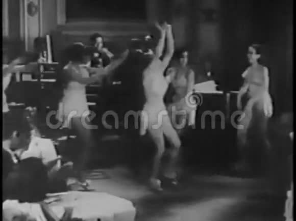 上世纪30年代在夜总会表演的宽镜头踢踏舞者视频的预览图
