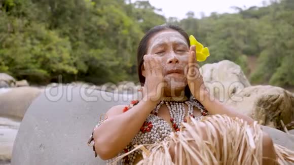 部落女性皮肤护理视频的预览图