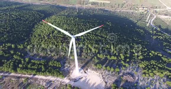 风力发电机的鸟瞰图视频的预览图