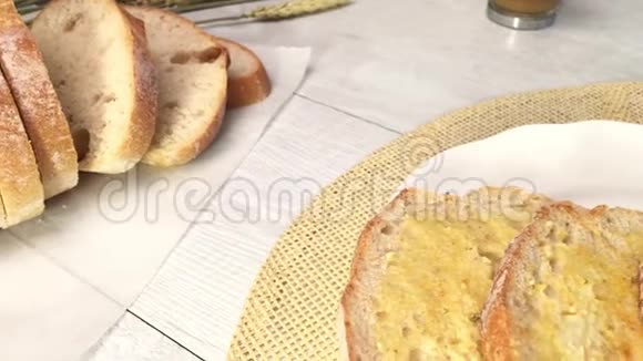 早餐桌和烤面包视频的预览图