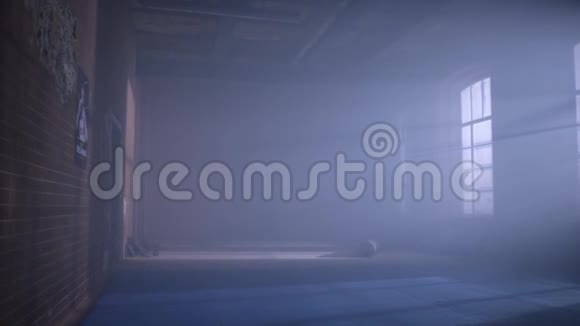 地下室的健身房阁楼风格的拳击馆的内部空的摔跤室Grunge健身房室内设备视频的预览图