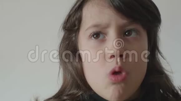 小女孩咳嗽视频的预览图