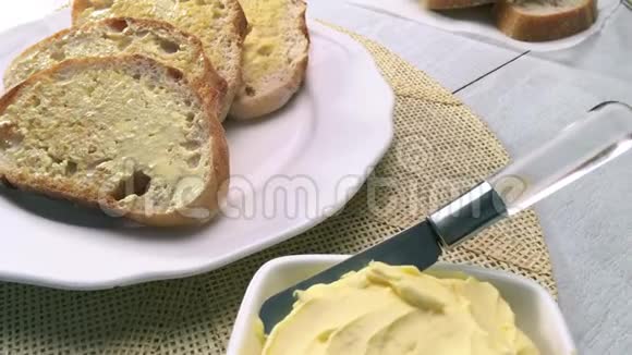 早餐桌和烤面包视频的预览图