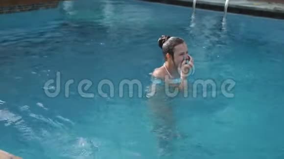 一个十几岁的女孩潜入游泳池视频的预览图