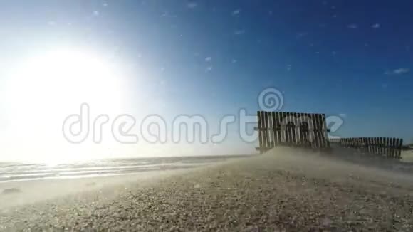 海滩上的风和日丽的下午视频的预览图