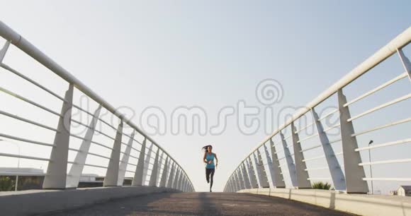 年轻女子在桥上奔跑视频的预览图