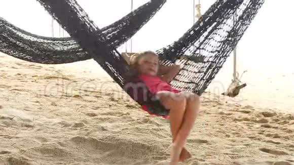 岸上吊床上的小女孩视频的预览图