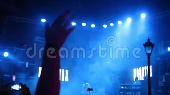 音乐会上的灯光照明装置视频的预览图
