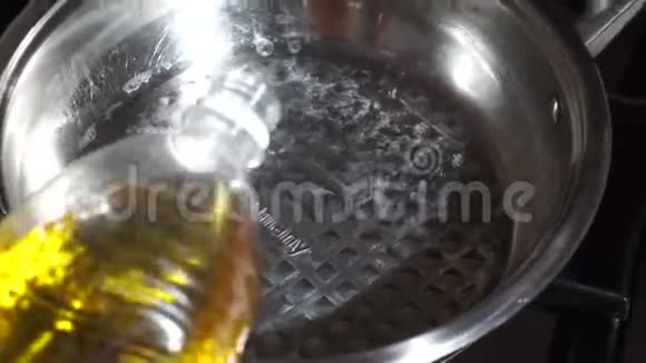 在平底锅中煎蔬菜在平底锅顶上倒入食用油视频的预览图