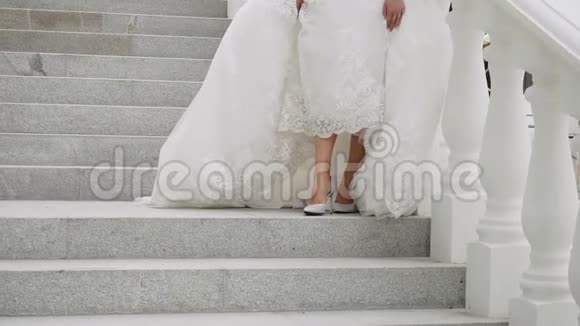 穿白色鞋子的新娘脚视频的预览图
