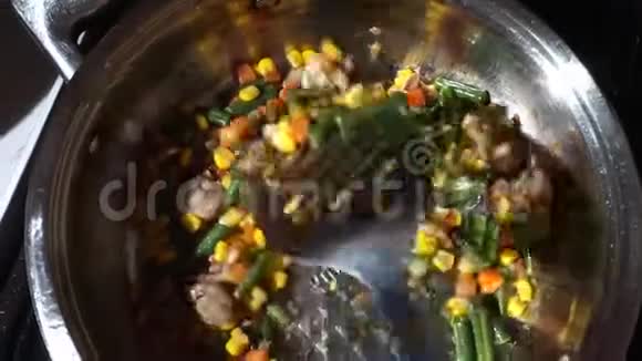 在平底锅中煎蔬菜在平底锅顶上倒入食用油视频的预览图